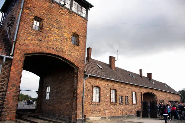 Visita Grupos Viajeros Polacos Polacos Extranjeros Campamento Concentración Exterminio Nazi —  Fotos de Stock