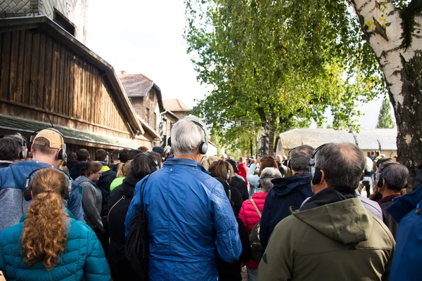 Polští Nebo Poláci Zahraniční Cestovatelé Skupinové Zájezdy Poznávat Historické Osvětimi — Stock fotografie