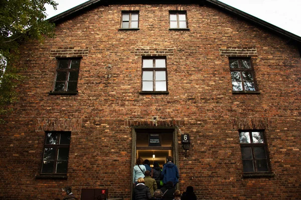 Polští Nebo Poláci Zahraniční Cestovatelé Skupinové Zájezdy Poznávat Historické Osvětimi — Stock fotografie