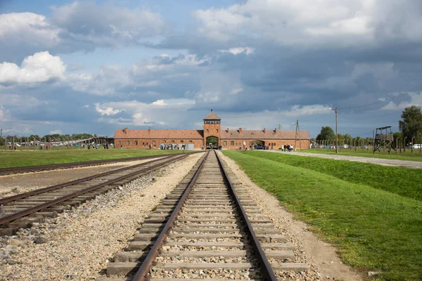 Polacy Polacy Oraz Zagraniczni Podróżnicy Zwiedzają Zwiedzanie Historycznego Obozu Koncentracyjnego — Zdjęcie stockowe