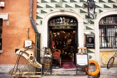 21 Eylül 2019 'da Polonya' nın Varşova kentinde, Varszawa başkenti ve ilçesindeki eski kasaba meydanındaki Polonyalı veya kutup halkına ve yabancı yolculara satılmak üzere yerel sokak antikacıları ve antik dükkanlar