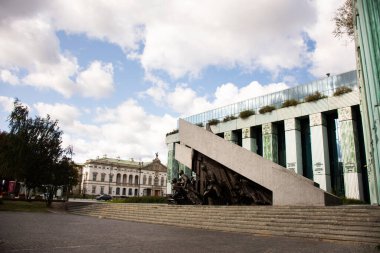 Varşova Ayaklanma Anıtı veya Pomnik Powstania Warszawskiego heykeli, Polonya ya da kutup insanları ve yabancı gezginler için Krasinski Meydanı 'nda 21 Eylül 2019' da Polonya 'nın Varşova kentinde ziyaret edilmektedir.