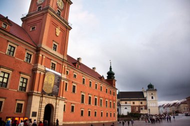 Klasik antika antik bina Polonyalı ve yabancı gezginler için Kraliyet Kalesi 21 Eylül 2019 'da Varşova, Polonya' da bulunan Varşova 'da bulunan Zamkowy Kalesi' nde yürüyüş gezisi.