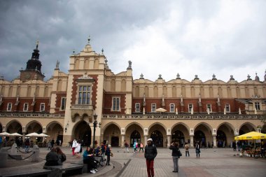 Polonyalı ya da Polonyalı insanlar ve yabancı gezginler 20 Eylül 2019 'da Polonya' nın Lesser kentindeki Stare Miasto 'daki Krakow Eski Şehir Meydanı' ndaki Rynek Parlak Pazarı 'nı ziyaret edip alışveriş yapıyorlar.