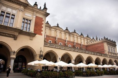 Polonyalı ya da Polonyalı insanlar ve yabancı gezginler 20 Eylül 2019 'da Polonya' nın Lesser kentindeki Stare Miasto 'daki Krakow Eski Şehir Meydanı' ndaki Rynek Parlak Pazarı 'nı ziyaret edip alışveriş yapıyorlar.