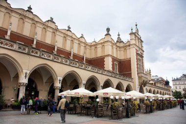 Polonyalı ya da Polonyalı insanlar ve yabancı gezginler 20 Eylül 2019 'da Polonya' nın Lesser kentindeki Stare Miasto 'daki Krakow Eski Şehir Meydanı' ndaki Rynek Parlak Pazarı 'nı ziyaret edip alışveriş yapıyorlar.
