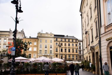Polonyalı ya da Polonyalı insanlar ve yabancı gezginler 20 Eylül 2019 'da Polonya' nın Lesser kentindeki Stare Miasto 'daki Krakow Eski Şehir Meydanı' ndaki Rynek Parlak Pazarı 'nı ziyaret edip alışveriş yapıyorlar.
