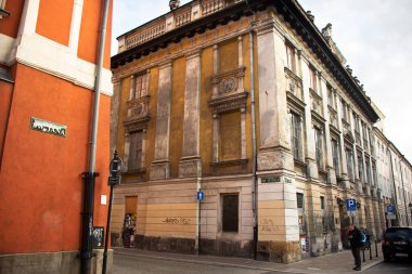 Polonyalı ya da Polonyalı ya da Polonyalı ya da yabancı gezginler için klasik antika bina 20 Eylül 2019 'da Polonya' nın Lesser kentindeki Stare Miasto 'daki Ana Pazar Meydanı yakınlarındaki Krakow Eski Kasabası' nı ziyaret ediyor.