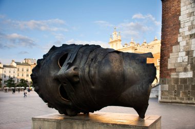 Eros Bendato, 20 Eylül 2019 tarihinde Polonya 'nın Lesser kentindeki Stare Miasto' da Polonyalı ya da Polonyalı insanlar ve yabancı gezginler için Krakow Eski Kent Ana Pazar Meydanı 'nın baş heykeli.