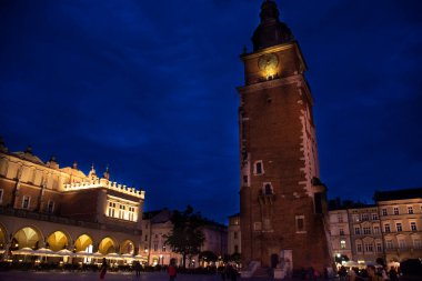 Polonyalı ya da Polonyalı insanlar ve yabancı turistler 20 Eylül 2019 'da Polonya' nın Lesser kentinde Stare Miasto 'daki Krakow Eski Şehir Meydanı' ndaki Sigismund Sütunu ve Ratusz belediye binasını ziyaret ettiler.
