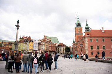 Polonyalı ve yabancı yolcular için Kraliyet Kalesi ve Sigismund Sütunu veya Kolumna Zygmunta 21 Eylül 2019 'da Varşova, Polonya' da bulunan Varşova, Polonya 'da bulunan Zamkowy Kalesi' ne yürüyüş gezisi