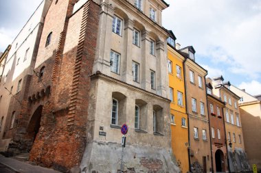 20 Eylül 2019 'da Polonya' nın Lesser kentinde Stare Miasto 'daki Ana Pazar Meydanı' ndaki Krakow Eski Kasabası 'nı gezen Polonyalılar ve yabancı gezginler için klasik antika bina.