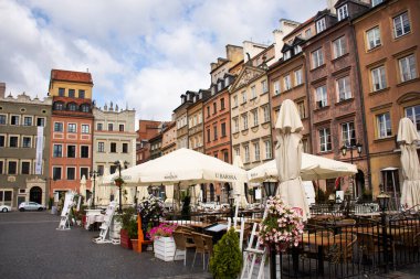 Polonyalı ya da Polonyalı insanlar ve yabancı gezginler 20 Eylül 2019 'da Polonya' nın Lesser kentindeki Stare Miasto 'daki Krakow Eski Şehir Meydanı' ndaki Rynek Parlak Pazarı 'nı ziyaret edip alışveriş yapıyorlar.