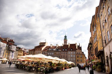Polonyalı ya da Polonyalı insanlar ve yabancı gezginler 20 Eylül 2019 'da Polonya' nın Lesser kentindeki Stare Miasto 'daki Krakow Eski Şehir Meydanı' ndaki Rynek Parlak Pazarı 'nı ziyaret edip alışveriş yapıyorlar.
