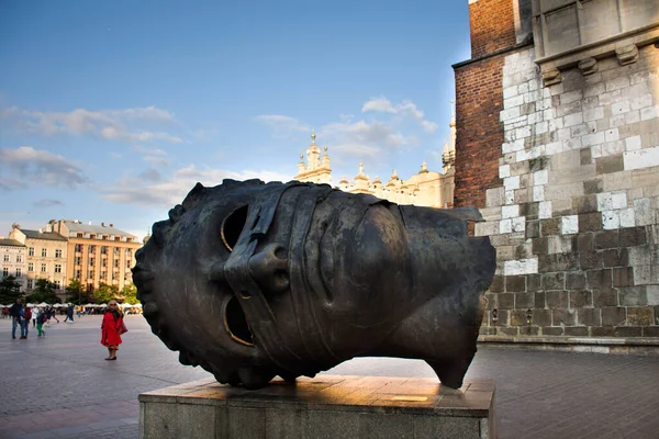2019年9月20日 克拉科夫老城主要市场广场的Eros Bendato头像雕塑在波兰小城的Stare Miasto为波兰人或波兰人和外国游客举行了旅行 — 图库照片