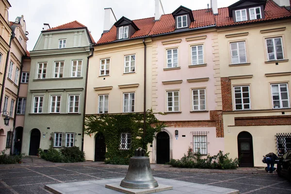 ポーランド人やポール人と外国人旅行者のための古典的なレトロなヴィンテージアンティークの建物は ワルシャワの旧市街での訪問を歩く首都と9月21 2019でポーランドのワルシャワで郡 — ストック写真
