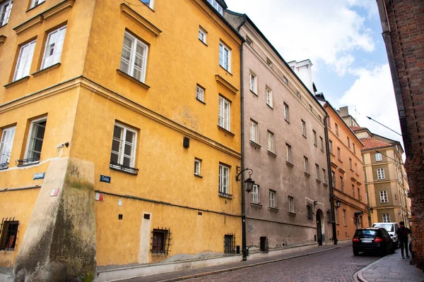 20 Eylül 2019 'da Polonya' nın Lesser kentinde Stare Miasto 'daki Ana Pazar Meydanı' ndaki Krakow Eski Kasabası 'nı gezen Polonyalılar ve yabancı gezginler için klasik antika bina.