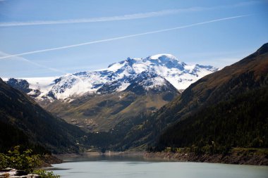 Gepatsch Stausee Reservoir Gölü 'nün Kaunertaler Gletscher' deki Alpler dağının manzarası Avusturya 'nın Tyrol kentindeki Landeck Distric kentindeki Kaunertal Köyü Alp Vadisi' nde.