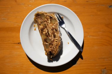 Avusturya 'nın Tyrol kentindeki Otztal Alpleri' ndeki Obergurgl köyü Solden Vadisi 'ndeki restoranların yemek salonunda müşterilere ve gezginlere akşam yemeği servisi sunuluyor.