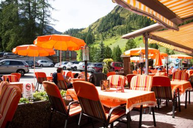 13 Eylül 2019 'da İsviçre' nin Graubunden kentinde, Samnaun 'da, Kafe kafe ve restoran mobilyaları ve yabancı gezginler için ziyaret ve hizmet içeceği kullanın.