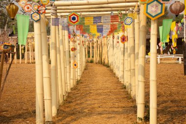 Torii 'de asılı duran Tung lanna mobil hareketi ya da Tayland' ın başkenti Mae Hong Son 'da bulunan Ban Kung Mai Sak köyündeki Wat Su Tong Pae köprüsündeki veya Phu Sa Ma tapınağındaki insanlar için bambu direk mağarası.