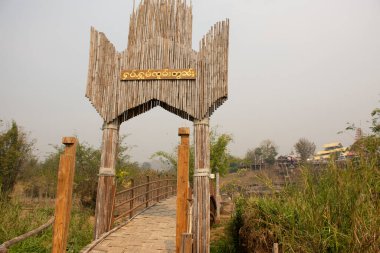 Su Tong Pae bambu köprüsü Wat Phu Sa Ma Tapınağı Tayland 'ın başkenti Mae Hong Son' da 28 Şubat 2020 tarihinde Başbakan 2.5.