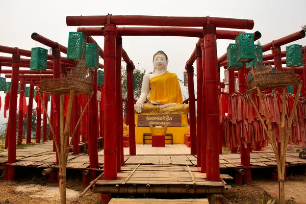 Grande Estátua Buddha Torii Vermelho Templo Wat Phu Com Ponte — Fotografia de Stock