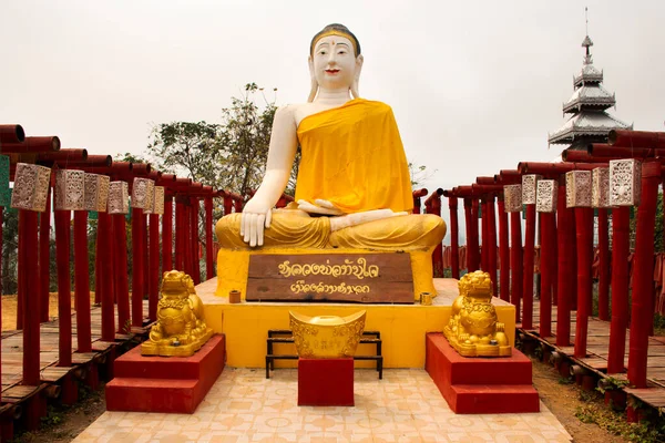 Wielki Posąg Buddy Czerwony Torii Świątyni Wat Phu Mostem Tong — Zdjęcie stockowe