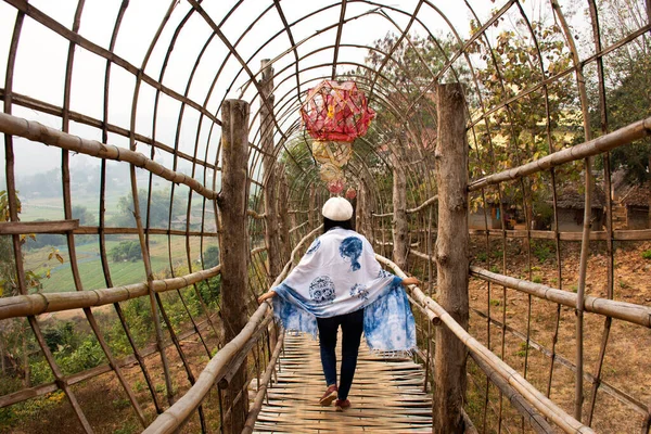 Reizigers Thai Vrouwen Wandelen Reis Bezoek Tong Pae Bamboe Houten — Stockfoto