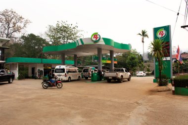 Taylandlı ve yabancı gezginler sabah saatlerinde Pang Ma Pha 'daki benzin istasyonuna ve trafik yoluna benzin doldururken, 28 Şubat 2020' de Mae Hong Son, Tayland 'da Başbakan 2.5.