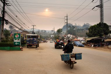 Pang Ma Pha şehrinin manzarası ve manzarasını ve sisi ya da Tayland 'ın başkenti Mae Hong Son' da 28 Şubat 2020 'de Başbakan 2.5.