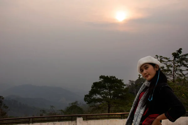 Las Mujeres Tailandesas Que Viajan Con Chaqueta Abrigo Visita Viaje —  Fotos de Stock