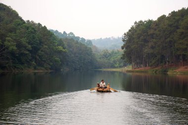 Taylandlılar ve gezginler, 28 Şubat 2020 'de Tayland Ban Rak Thai' deki Pang Ung Gölü turu Pang Oung Orman Parkı veya İsviçre 'de bambu salları ile seyahat ediyorlar.