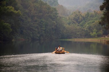 Taylandlılar ve gezginler, 28 Şubat 2020 'de Tayland Ban Rak Thai' deki Pang Ung Gölü turu Pang Oung Orman Parkı veya İsviçre 'de bambu salları ile seyahat ediyorlar.