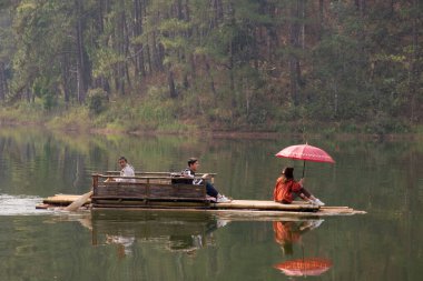 Taylandlılar ve gezginler, 28 Şubat 2020 'de Tayland Ban Rak Thai' deki Pang Ung Gölü turu Pang Oung Orman Parkı veya İsviçre 'de bambu salları ile seyahat ediyorlar.