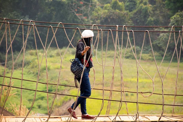 Reizigers Thai Vrouwen Bezoeken Wandelen Houten Hangbrug Pang Ung Meer — Stockfoto