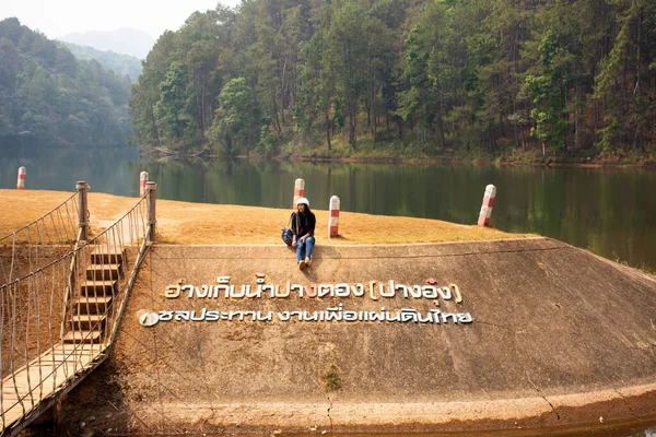 Thai Women Travel Visit Sitting Relax Dam Pang Ung Lake — Stock Photo, Image