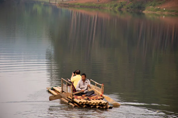 Taylandlılar ve gezginler, 28 Şubat 2020 'de Tayland Ban Rak Thai' deki Pang Ung Gölü turu Pang Oung Orman Parkı veya İsviçre 'de bambu salları ile seyahat ediyorlar.