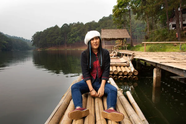 Travelers Thai Women Travel Visit Sitting Relax Rowing Bamboo Rafts — Stock Photo, Image