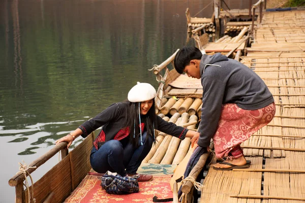 Reizigers Thai Vrouwen Reis Bezoek Maak Foto Tussen Bamboe Rafting — Stockfoto