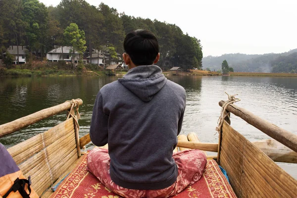 Remador Tailandês Remando Jangadas Bambu Pang Ung Lago Para Viajantes — Fotografia de Stock