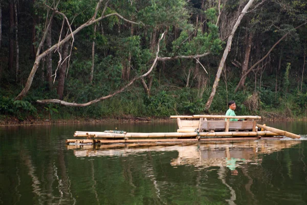 Remador Tailandés Waterman Remando Balsas Bambú Lago Pang Ung Para — Foto de Stock