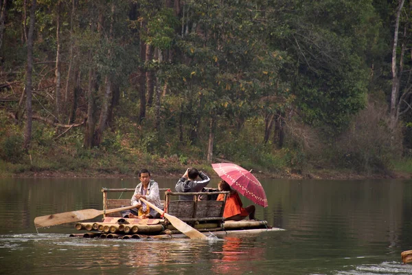Thaise Mensen Reizigers Buitenlands Reisbezoek Roeien Bamboe Vlotten Pang Ung — Stockfoto