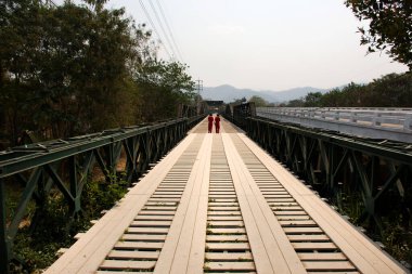 Taylandlılar ve yabancı gezginler, Tayland 'ın başkenti Mae Hong Son' da yer alan Pai Şehir Vadisi Tepesi 'nde Tha Pai Anıt Köprüsü veya Tha Pai II.