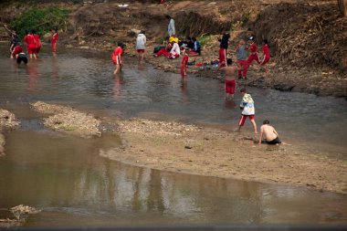 Tayland 'da 26 Şubat 2020' de Tayland 'da Mae Hong Son, Tayland' da Pai Pai II. Dünya Savaşı anısına düzenlenen köprüde dinlenme ve yüzme ile su içme gezisi.
