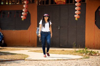 Tayland 'ın başkenti Mae Hong Son' da 26 Şubat 2020 tarihinde Tayland 'da Baan Santichon Yunan Vadisi ya da Tayland Halk ve yabancı gezginler için Çin Yunnan Kültür Köyü' nü inşa eden mimarlık binası ziyaret etti.