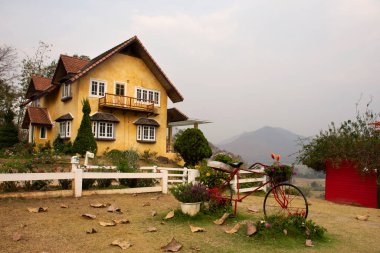 Gezginler için bahçe mobilyalarının klasik antika binası ve dış dekorasyon mobilyaları 27 Şubat 2020 'de Mae Hong Son, Tayland' da Pai City Hill 'i ziyaret edip dinlenin.