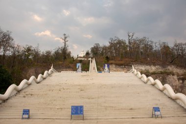 Taylandlılar ve gezginler, 27 Şubat 2020 'de Tayland' ın başkenti Mae Hong Son 'da Mae Yen Tapınağı' ndaki Wat Phra 'da dua eden Buda heykelini ziyaret eder ve saygı duyarlar.