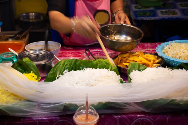 Thajci Vaření Prodej Pouliční Jídlo Thajské Kuchyně Pro Thajské Zahraniční — Stock fotografie