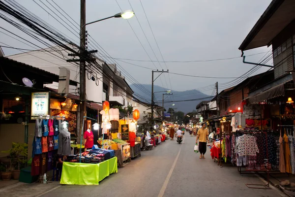 2020年2月27日 泰国人和外国游客在泰国梅洪松贝城谷山街头夜市观光游览 购买食品和纪念品 — 图库照片